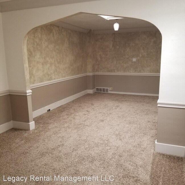 Building Photo - 2 br, 1 bath House - 121 E. Main