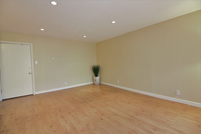Building Photo - 1 Bedroom Condo For Lease in Fullerton