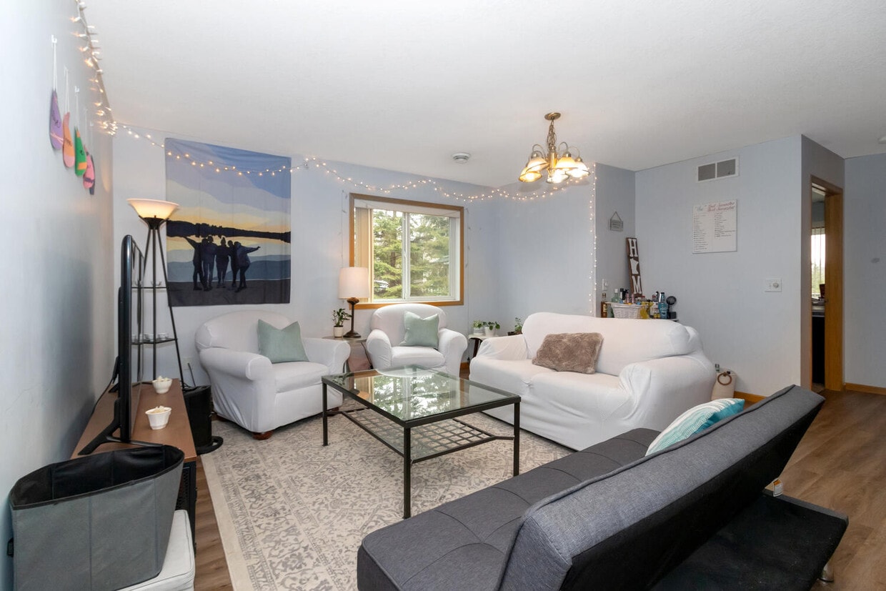 Bright, large living room - 1140 Greenvale Ave W