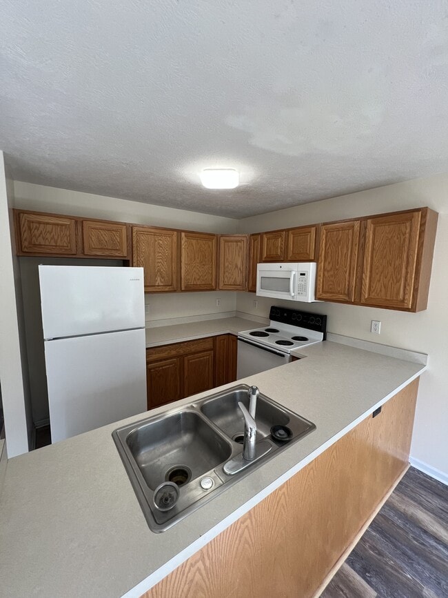 Building Photo - 635 Renker Rd
