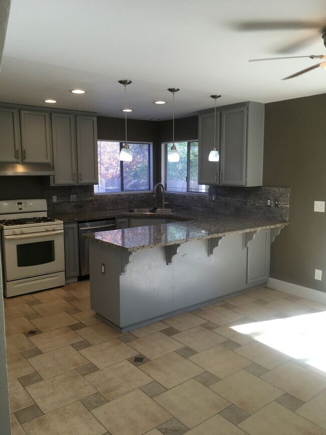 Foto del edificio - 2325 Candlewood Dr