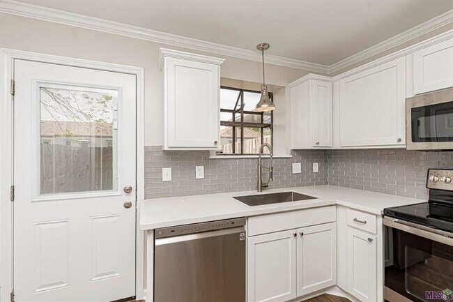 Foto del edificio - 2 Bedroom Townhome off Jefferson & Bluebonnet Blvd- Pet Friendly