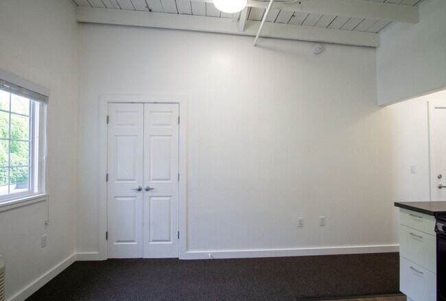 Foto del edificio - Minimalist Studio Loft: Vaulted Ceilings &...