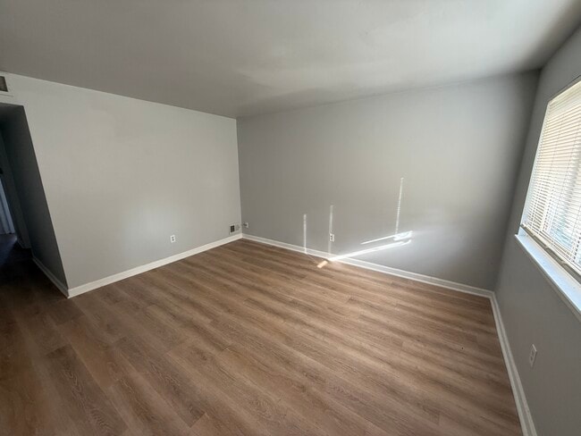 Building Photo - 14219 Hobart Ave