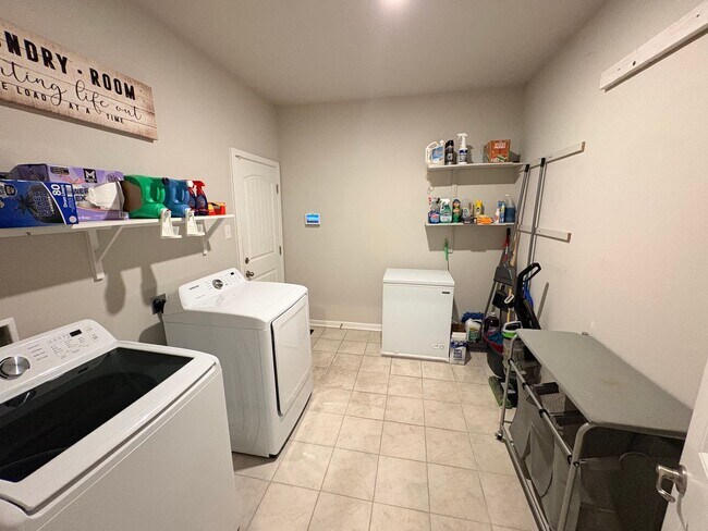 Foto del edificio - 3258 Lake Crest Dr