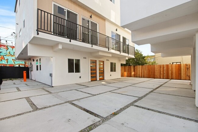 Building Photo - 828 N Detroit St