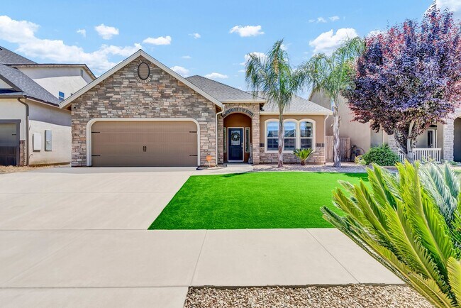 Building Photo - Charming 3 bedroom 2 bathroom home located...