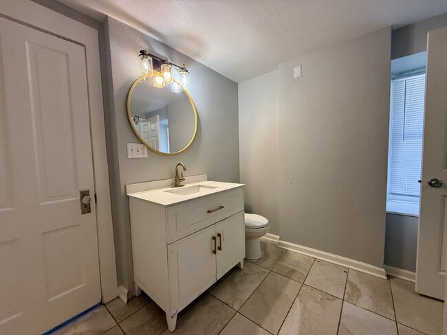 Building Photo - Large 2 bedroom, 1 bath for rent.