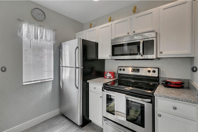 Foto del edificio - 4561 Yellowgold Rd E