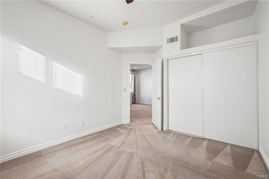 Foto principal - 10235 Independence Ave