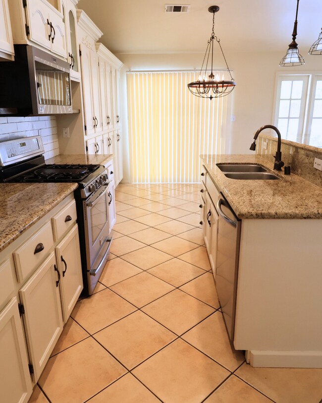 Foto del edificio - NW Bakersfield 4 Bed 2 Bath – Split Deposi...