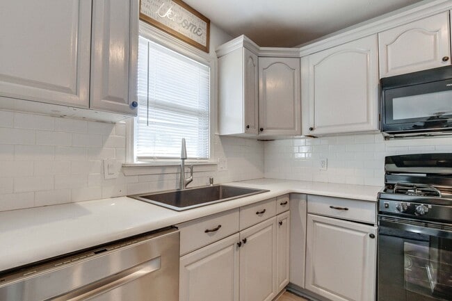 Foto del edificio - Charming 4-Bedroom Home in The Village – U...