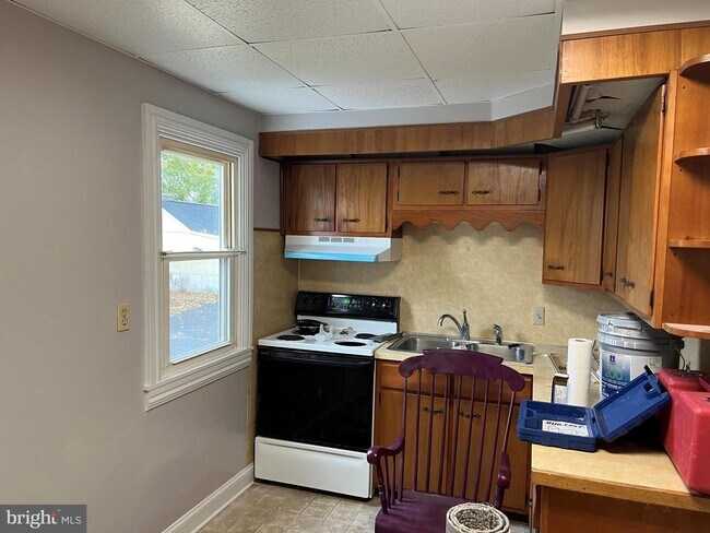 Building Photo - 202 N Hellertown Ave