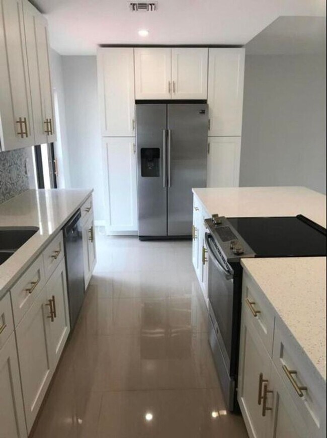 Foto del edificio - 560 NE 48th St