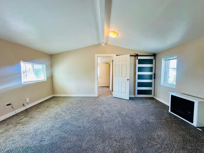 Building Photo - West St Duplex