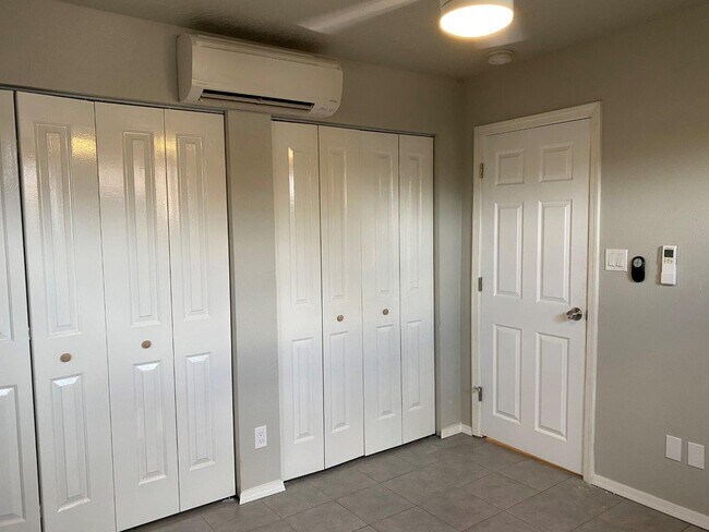 Armario doble ancho y minisplit en dormitorio - 201 Vermont St NE