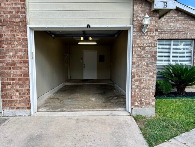 Foto del edificio - Charming 3 Bedroom 2 Bath Duplex Convenien...