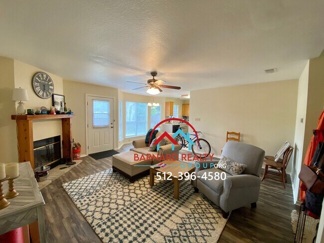Building Photo - Available August 1: 3 bed/2 Bath with 2 Ca...