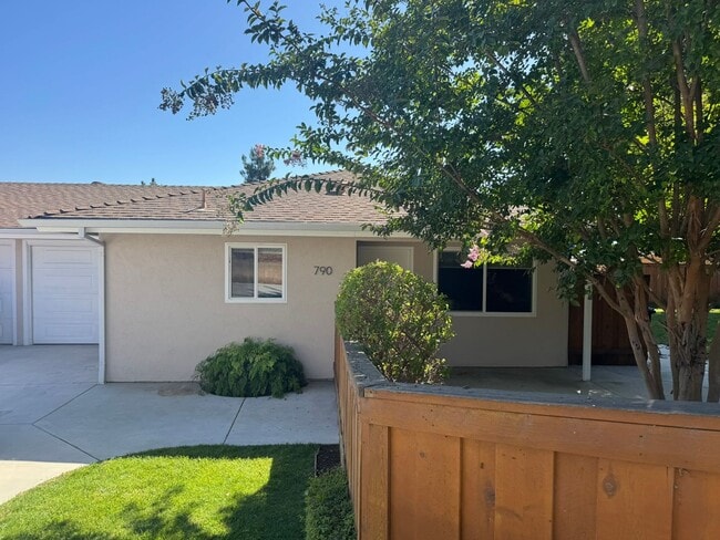 Building Photo - Vineyard Road