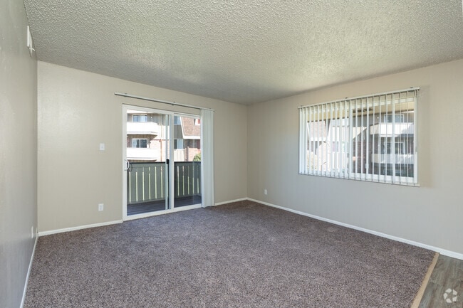 2 habitaciones, 1 baño - 950 pies cuadrados - Sala de estar - The Park at Whispering Pines