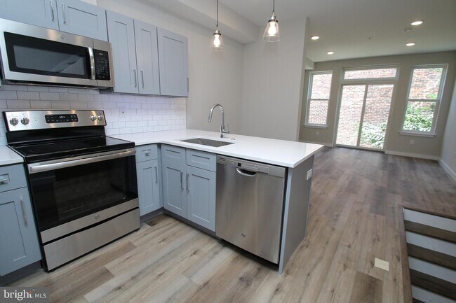 Building Photo - 1266 S 27th St