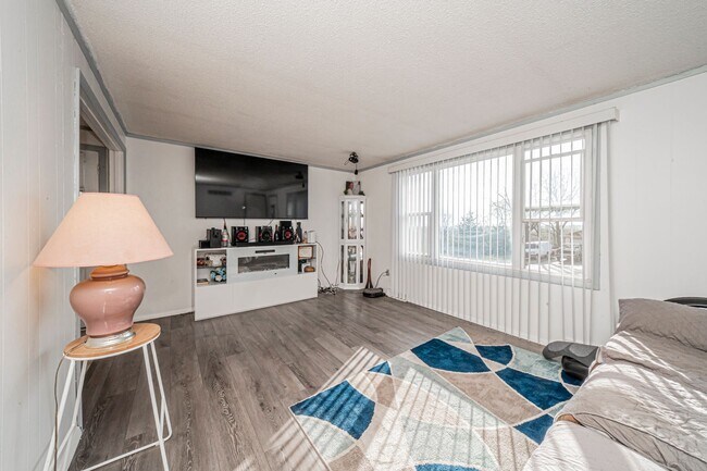 Foto del edificio - Please View the 3D Virtual Walk Through Before Scheduling A Showing