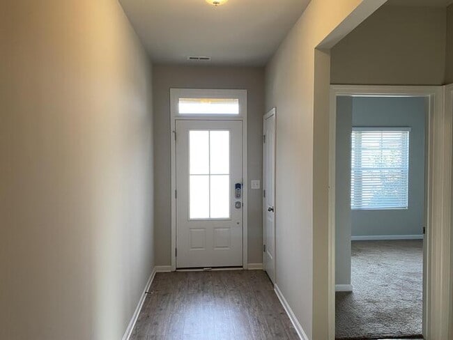 Building Photo - 102 Oak Path Ln