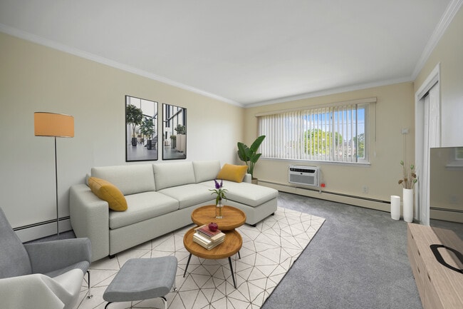Large living area - The Niche at Roman Gardens