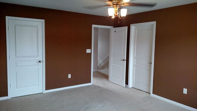 Building Photo - 3 BED / 2.5 BATH CONDO