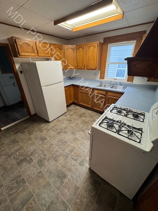 Building Photo - 3 Bedroom 1 Bathroom Home