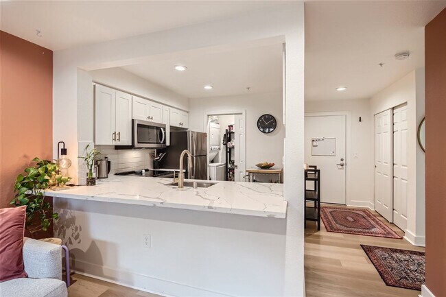 Foto del edificio - Available August 1st >> Stunning 1BR/1BA C...