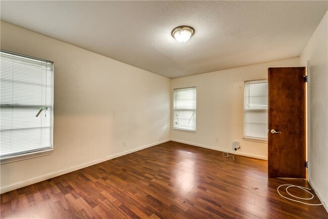 Building Photo - 2323 Millermore St