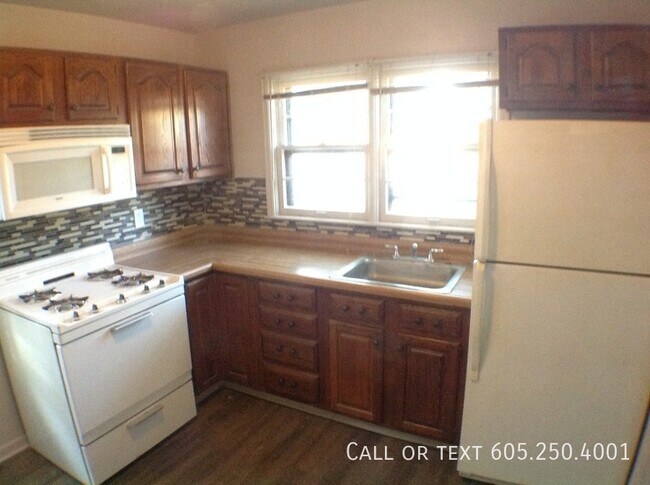 Foto del edificio - Newly Updated 2 Bed 2 Bath Duplex in Centr...