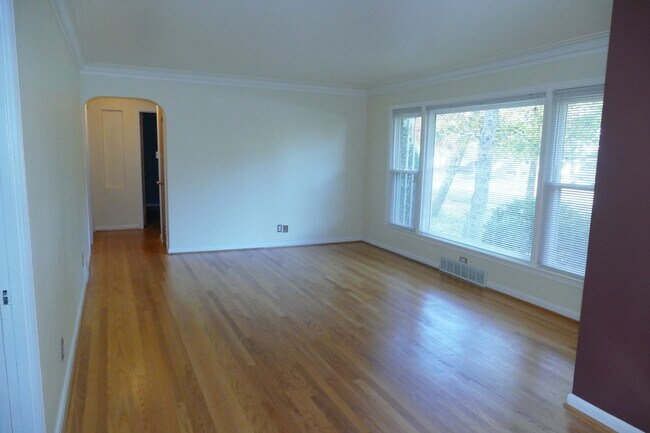 Foto del edificio - Royal Oak Two Bedroom / One Bathroom Brick Ranch on Large Fenced Lot