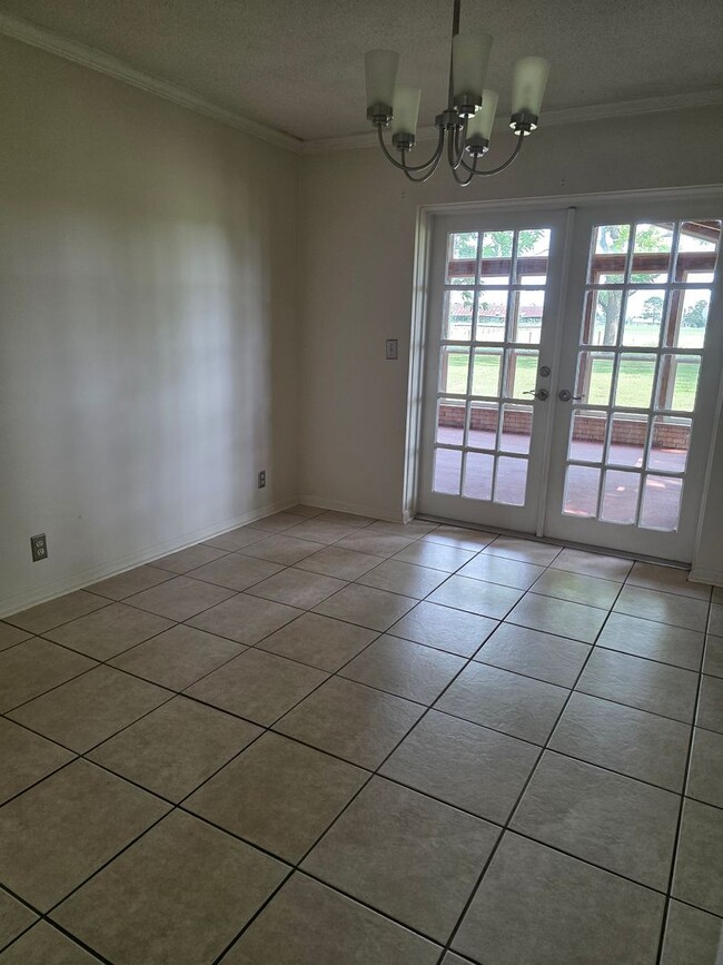 Building Photo - Charming Greenville House on Acre lot