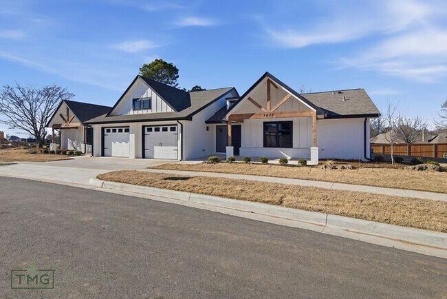 Foto del edificio - Fully Updated 2 Bed / 2 Bath Duplex – Prime Broken Arrow Location!