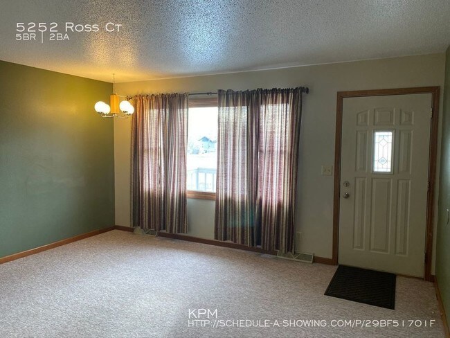 Building Photo - 5252 Ross Ct