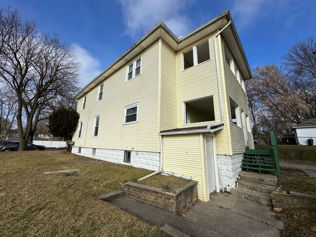 Building Photo - Tomlinson St 723