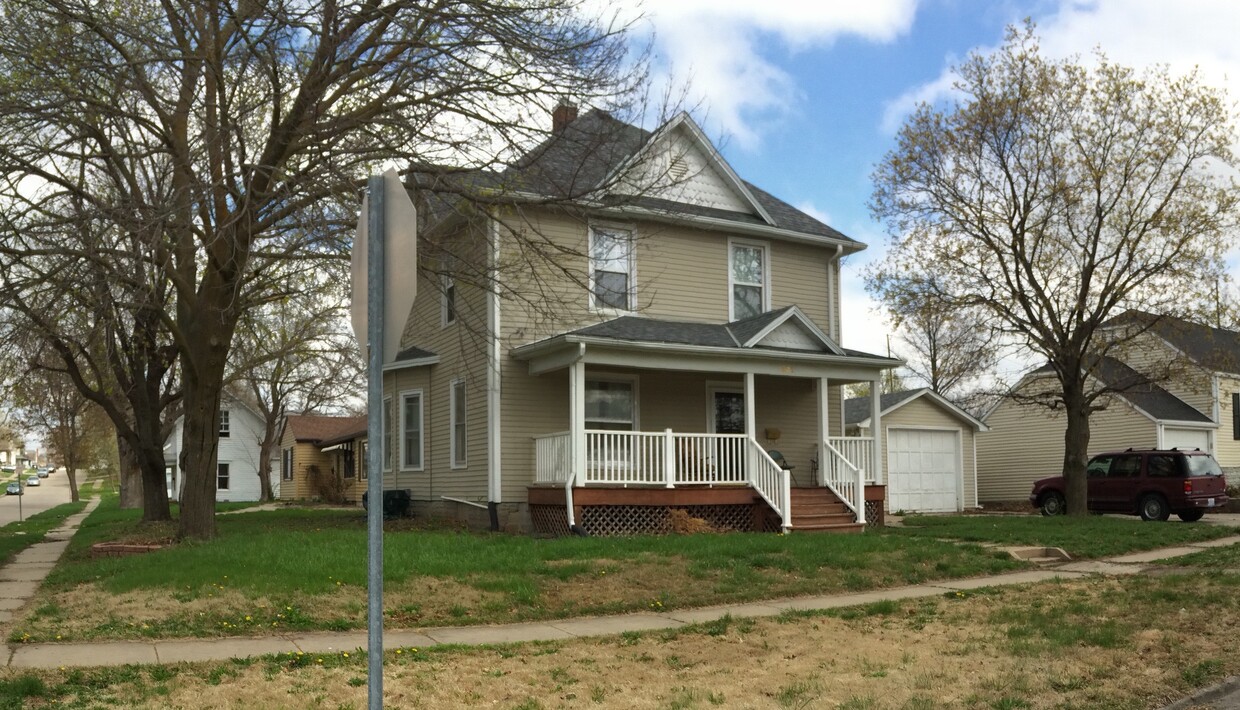 Renovated 5 bed/2.5 bath home only 2 blocks from campus - 321 W 5th St