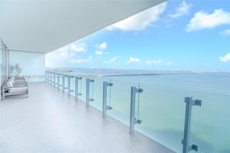 Building Photo - 700 NE 26th Terrace