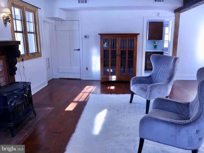 Foto del edificio - 2598 River Rd