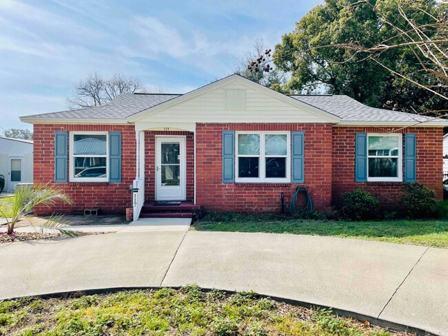 Building Photo - 117 SE Gilliland Rd