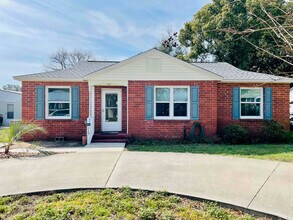 Building Photo - 117 SE Gilliland Rd
