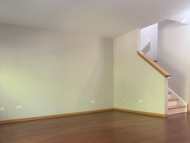 Building Photo - 572 Jennifer Cir