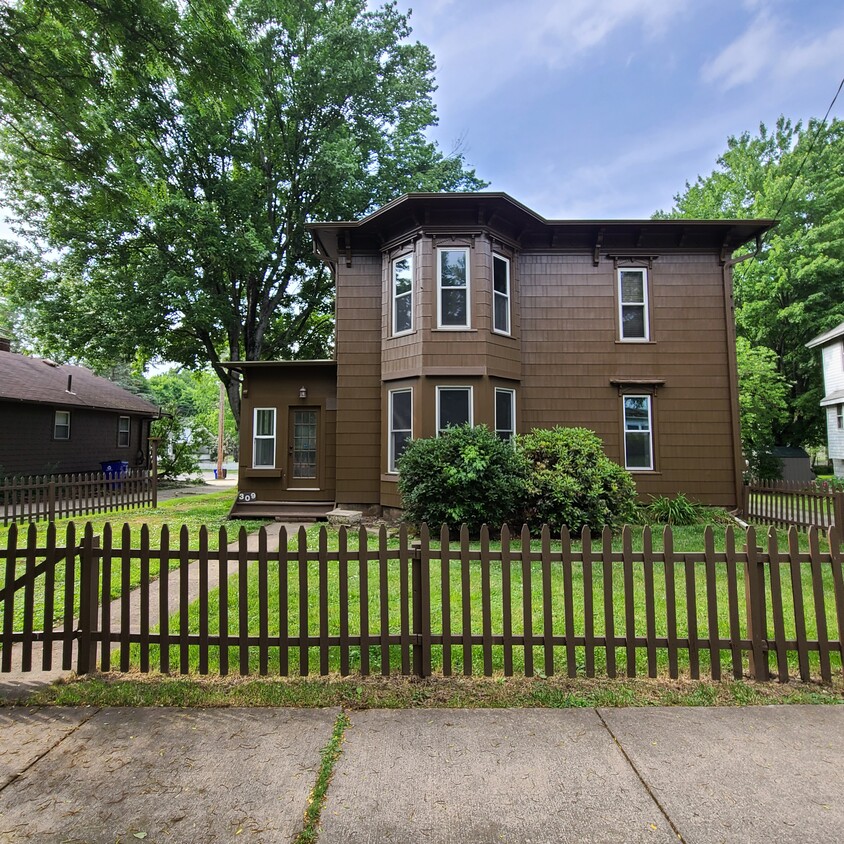 Primary Photo - 309 Lake St