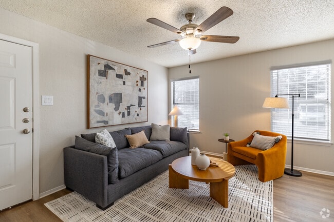 1BR, 1BA - 608SF Living Room - Highland Park