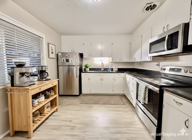 Foto del edificio - Discover Your New Home in the Heart of the Desirable Sellwood Neighborhood!  Water/Sewer/Garbage ...