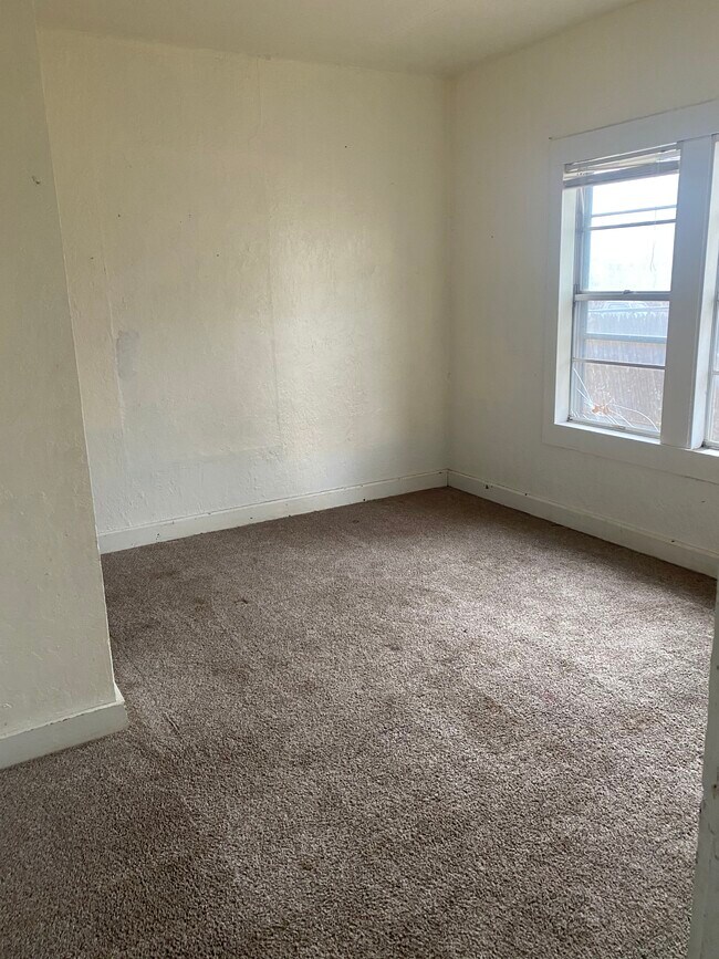 Building Photo - 710 W 7th St