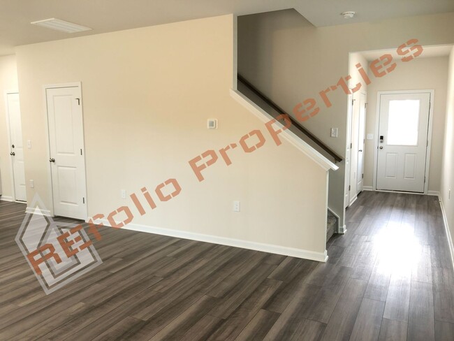 Building Photo - Beautiful 3 Bedroom, 2.5 Bath house w/ 2 C...