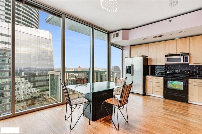 Foto del edificio - 3324 Peachtree Rd NE